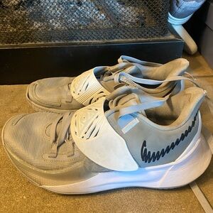 Kyrie Low 3 Tb Promo Wolf Grey/Black-White Cw4147-003 Size 7.5 Men Nike